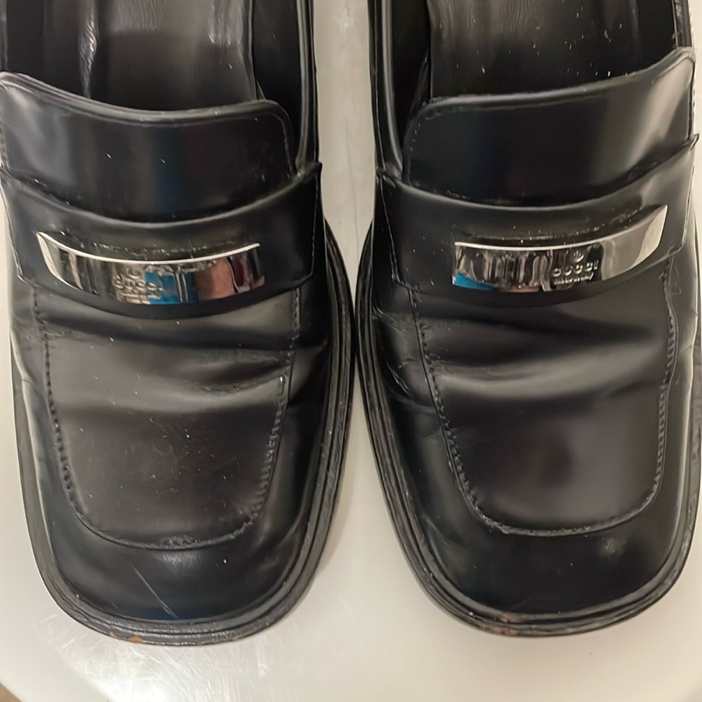 GUCCI VINTAGE BLACK GENUINE LEATHER LOAFERS WITH UNIQUE SILVER HARDWARE!